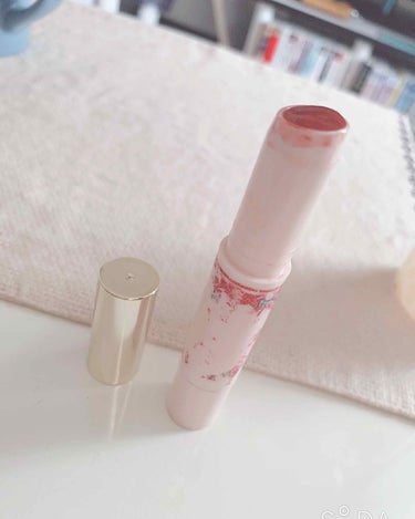 ⠀【リップ使い切りました💄✨】

・私は化粧品の中で1番購入頻度が高いのがリッ
      プで、気になるのを見つけるとすぐ買っちゃ                
       います。

そんな私で