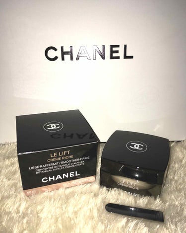 CHANEL ル リフトクレーム リッシュ
年末に駆け込みで購入しました。

朝晩使用できます。

テクスチャーはこっくり
匂いはやっぱりいい香り
ここ数日口周りの乾燥がひどいけど
こちらはなんとか持ち