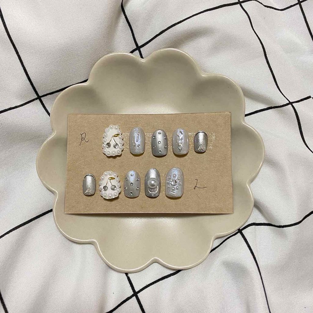 Mana on LIPS 「🧸シルバーネイル🧸毎度恒例、使用したマニキュアはAll百均!!..」(2枚目)