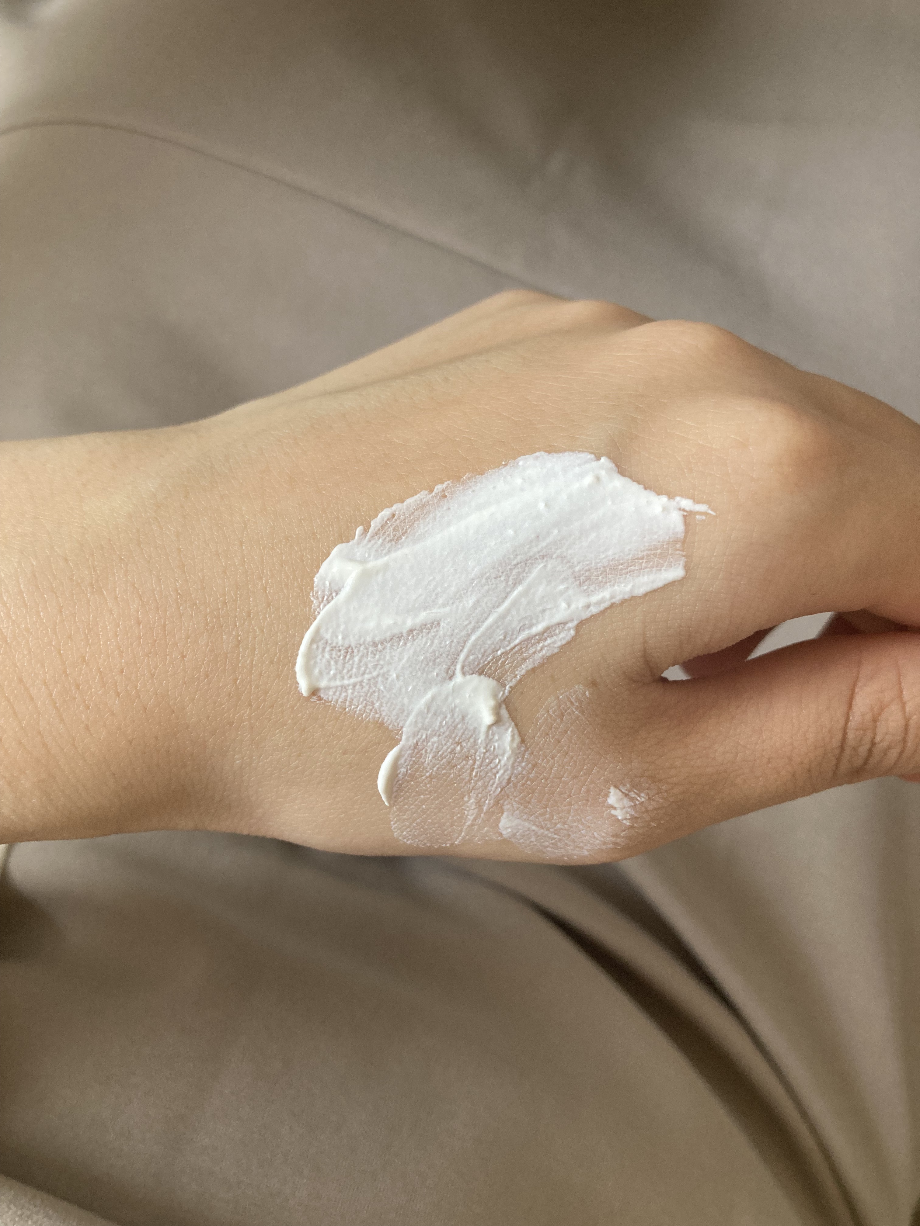 ONLY MINERALS N by ONLY MINERALS ミネラルトゥルーベースのクチコミ「パール入りの白いベースで、仕込むと肌がとっても明るく白く見えます

仕上がりはツヤっぽい感じ
.....」（3枚目）