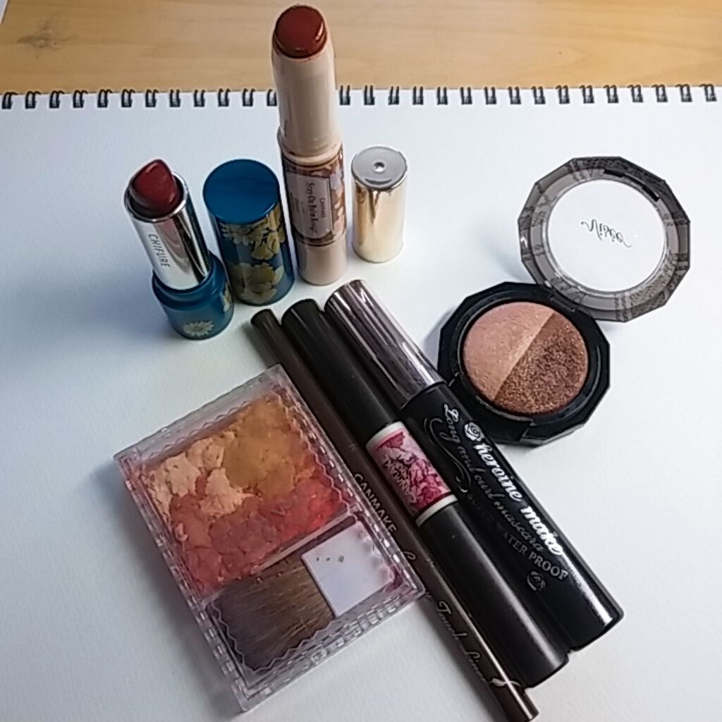 今日は、バレンタインをイメージしたメイクをしてみたので、その紹介も兼ねてコスメのレビューをしていこうと思います！

上の写真の物を使ってポイントメイクをやってみました！！

全体的にブラウンでまとめて、リップとチークに少しレッドで血色をプラ