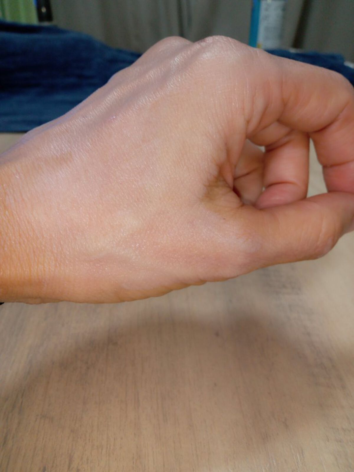 コープ 薬用ホワイトニングUVベースクリームのクチコミ「【コープ　薬用ホワイトニングUVベースクリーム　30g】

【崩れにくさ】
値段の割には崩れな.....」（2枚目）