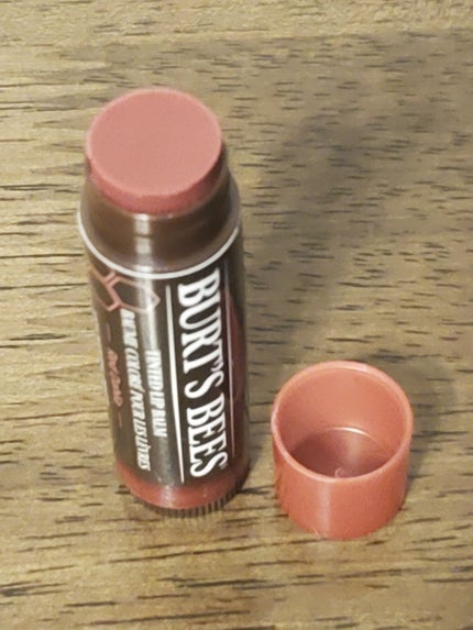 BURT'S BEES ティンテッド リップバームのクチコミ「【使った商品】
BURT'S BEES
ティンテッド リップバーム
レッドダリア
【使用感】.....」(2枚目)