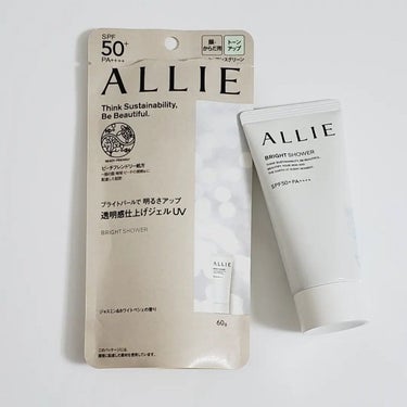 ♡サンケア♡

ALLIE　アリィー　クロノビューティ　トーンアップUV　01　ニュアンスグリーン　60g　1980円 

SPF50+PA++++ 

〈顔からだ用日焼け止めジェル〉 

気分が弾む　ジャスミン&ホワイトぺシェの香り

──────────────────────── 

高輝度ブライトパールで血色感を抑え、ワントーン明るいツヤ肌仕上がり
ベタつかず、キレイがつづく透明感仕上げジェルUV

●マスク・タオル等につきにくい
●洗顔料・ボディーソープで落とせる
●化粧下地効果 

✔️美容液成分(保湿)配合
✔️チリ・ほこり・PM2.5花粉等の微粒子汚れの付着を防ぐ 

日常生活・海プールアウトドア 

＊＊＊＊＊＊＊＊＊＊＊＊＊＊＊＊＊＊＊＊＊＊＊＊ 

使用目安、落とし方↓
　
顔全体使用で直径約1.2cm程度。 

普段のお使いの洗顔料・ボディソープ等で丁寧に洗い落として下さい。
ファンデーション等を塗った場合は通常のメイククレンジングをお使い下さい 

＊＊＊＊＊＊＊＊＊＊＊＊＊＊＊＊＊＊＊＊＊＊＊＊

使用した感想↓ 

肌には残らないけど、
ジャスミン&ホワイトぺシェの香りが良い♪ 

手に出すと少し重ためのクリームに感じましたが、
肌になじませるとみずみずしく伸びも良いです☆ 

トーンアップ効果のある日焼け止めで、
色はほんのりラムネ色♪ 

トーンアップ効果は割りとあるのか、
私的にはあまり感じられなかったのですが、
売場のBAさんに「肌の色白いですね～」って言われたので、
多少はやっぱり効果あるのかな？笑 

日焼け止め特有のキシキシや
モロモロも無く、
汗などかいても、痒みなどの
肌トラブルも無し◎

このニュアンスグリーンの他にも、
✔️ニュアンスアイボリー(アールグレイ&コリアンダーシードの香り)
✔️ニュアンスピンク(フリュイローズ&ゼラニウムの香り)
があるので、全部使ってみたいです笑 

今年のアリィーは沢山種類出ていますよね！
ノーファンデUVのやつとか！
全部使用したくなる… 

＊＊＊＊＊＊＊＊＊＊＊＊＊＊＊＊＊＊＊＊＊＊＊＊

#ALLIE　#アリィークロノビューティトーンアップUV01　#ニュアンスグリーン 　#顔からだ用日焼け止めジェル　#気分が弾むジャスミンホワイトぺシェの香り　#日焼け止め　#サンケア　#アリィー　#BRIGHTSHOWER　#アリィークロノビューティトーンアップＵＶの画像 その0