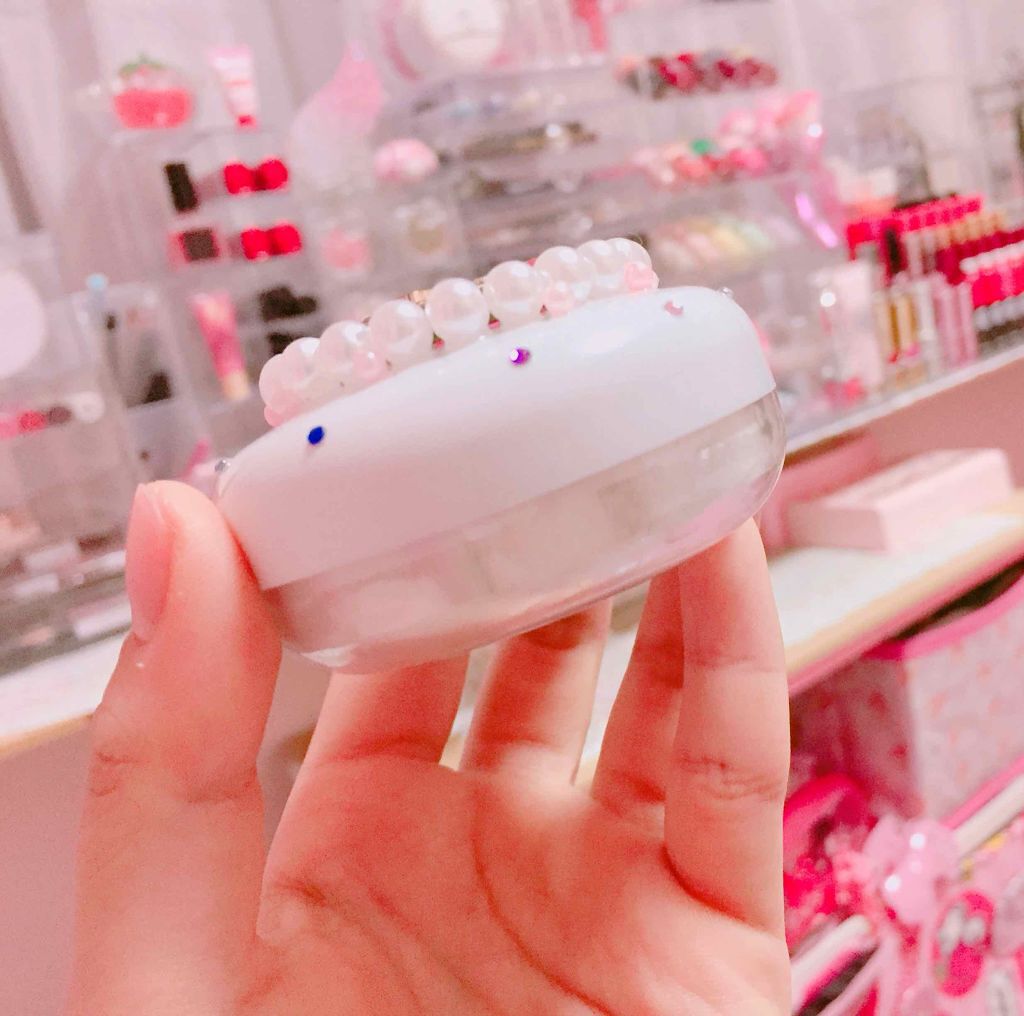セリア コスメケースのクチコミ「セリアで買ったパウダーケースをDiyしてみました！
セーラームーン風にしてパールやストーンで作.....」（3枚目）