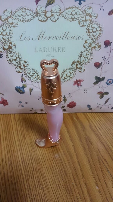 こんばんは！あやめです。
気持ちでは毎日投稿したい……！
今日もLes Merveilleuses LADURÉE！
Les Merveilleuses LADURÉE リップグロス  13 です。

