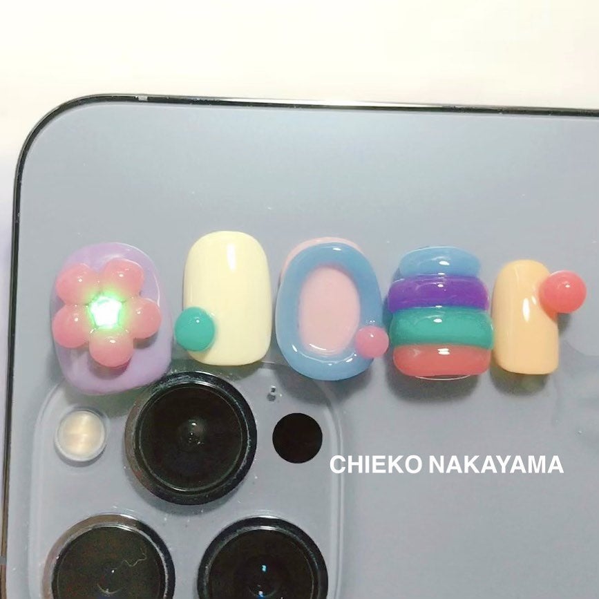 なかやまちえこ on LIPS 「蓄光×LED=最高♡365日ネイル289日め⠀⠀LEDのパーツ..」(1枚目)