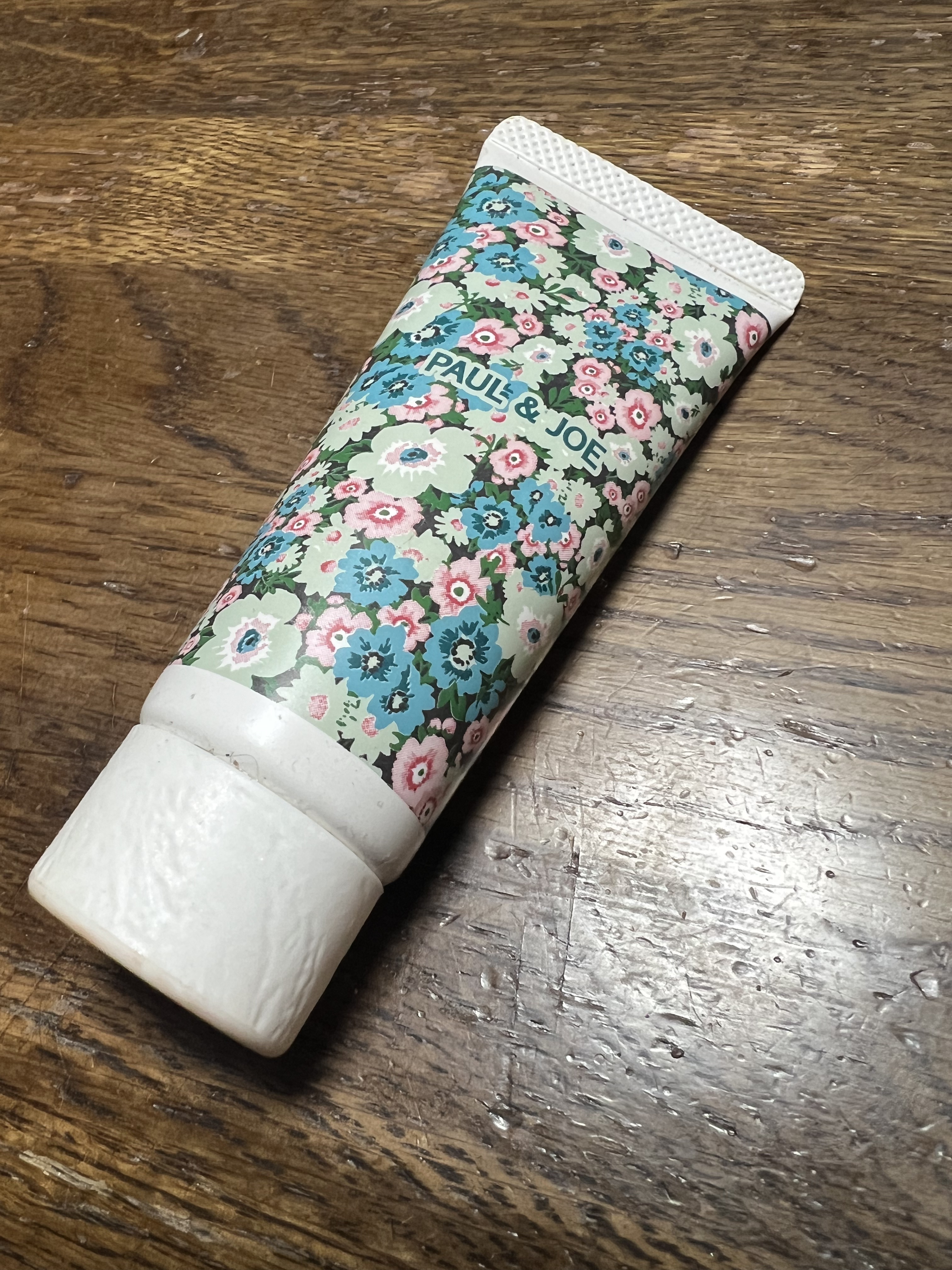 PAUL & JOE BEAUTE ラッピングハンドクリームのクチコミ「PAUL & JOE BEAUTE

ラッピングハンドクリーム
40g


Paul & JO.....」（1枚目）