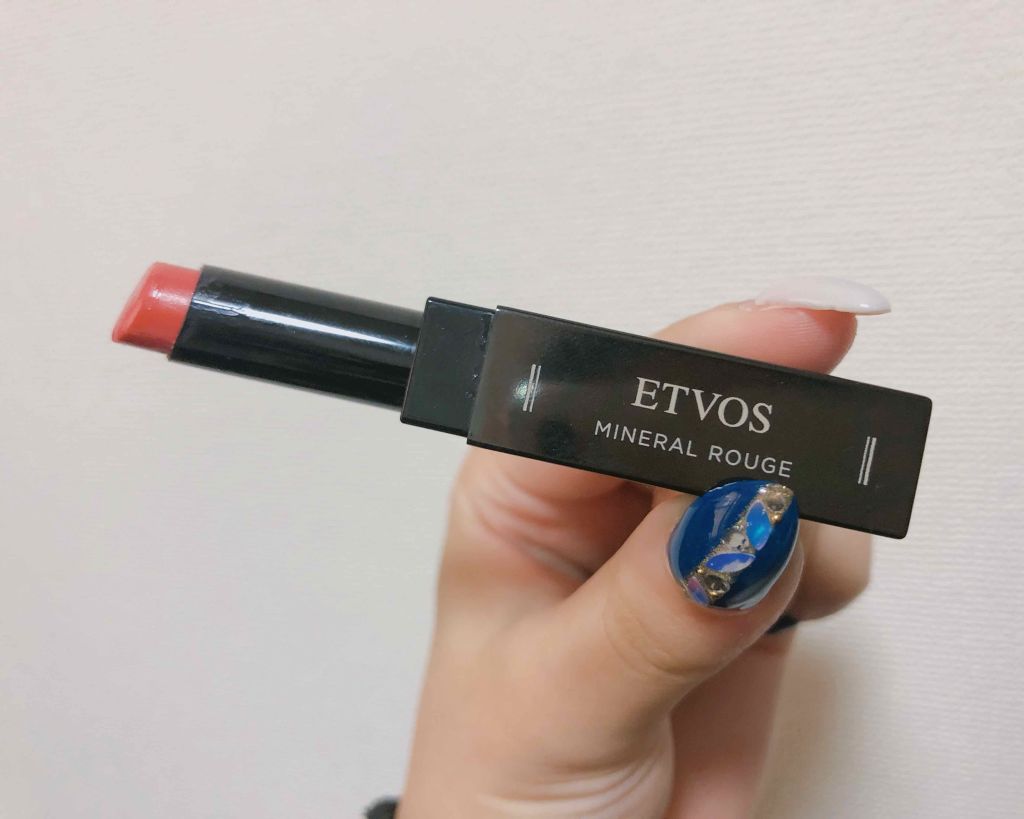 エトヴォス
ミネラルルージュ
サンセットオレンジ


天然ミネラルと植物由来オイルでできたルージュ。

唇がむしろ潤う感じで、荒れないし乾燥もあまりしない。

発色もシアーで濃すぎずちょうどいい発色してくれる。
サンセットオレンジは、かなり
