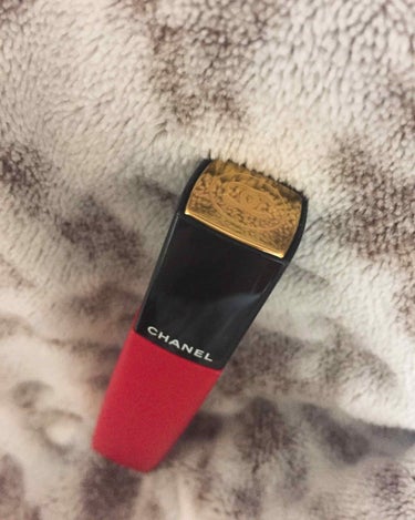 #CHANEL💄リップカラー
#ルージュアリュールリクィッド
#956 モデルさん使用色💓
アンヴァンシーヴル

押し出すとふわふわのパフから出てきます
リクィッドの伸びの良さと馴染みよく
リップに乗せ