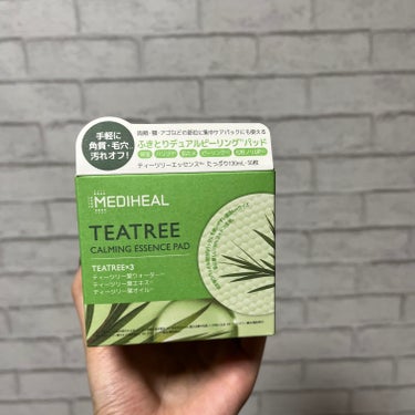 💎MEDIHEAL
ティーツリーカーミングエッセンスパッド💎

✨✨　❄️　✨✨　　✨✨　❄️　✨✨

冬は寒いし、朝の洗顔が億劫すぎて、
拭き取りパッドを購入しました🥰

想像より、厚みのあるパッドです。

ティーツリーなので、赤みが落ち着いたり、
ニキビ予防になります。

凹凸のあるエンボスコットンの面は、
角質ケアでき、拭き取りに最適🙆‍♀️

摩擦大丈夫かな、という不安はありますが😂


ソフトコットンの面は、肌荒れ防止ケアパックとして使用します。

◎使用方法（箱に記載）
集中ケアが必要な部位にソフトコットン面を約3分〜5分間肌に密着させます。
その後、エンボス面を使用して、肌のキメの方向に沿って古い角質を拭き取ります。
パックとして使用するときは、1〜2分ずつスポット部分を移動させながら使用することをおすすめします。

おでこやほっぺに使っていたのですが、
厚いからか、何回か剥がれてしまいました。


中蓋を中途半端に開けて、使用していたので、
2回くらい中の美容液が、どばーとこぼれてしまったので、注意が必要です！
ピンセットはハマりづらく入りづらいです😂


✨✨　❄️　✨✨　　✨✨　❄️　✨✨
#MEDIHEAL
#ティーツリー
#おもち肌スキンケア 
#スキンケア
#ニキビケア
#teatree
#化粧水の画像 その1