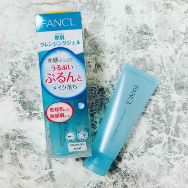 .﻿
ーーーーーーーーーーー﻿
FANCL﻿
整肌クレンジングジェル﻿
120g ￥1,700+tax﻿
ーーーーーーーーーーー﻿
﻿
✔︎水感クッションジェル﻿
→お肌に負担をかけず、優しくメイクに馴染みます﻿
✔︎ヒアルロン酸配合﻿
→洗い上がりに乾燥することなく、うるおいを持続﻿
✔︎桃の葉エキス配合﻿
→肌荒れ防止﻿
✔︎緑茶エキス配合﻿
→毛穴汚れもすっきり取り去り、﻿
毛穴まわりのキメを引き締めます﻿
✔︎まつエク、濡れた手でもOK﻿
﻿
ーーーーーーーーーーーーーーーーー﻿
﻿
プルプルの透明なジェル。﻿
少し柔らかめでお肌に乗せると気持ちいい♡﻿
﻿
濡れた手でも使えるし、﻿
洗い流した時にヌルヌルしないところがお気に入り☺︎﻿
﻿
今だけミニサイズの﻿
マイルドクレンジングオイルが付いてたよ‼️﻿
﻿
#ファンケル #整肌クレンジングジェル #クレンジング の画像 その0