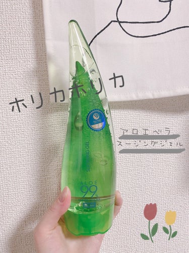 気になっていた商品をレビューしたいと思います！

＊ホリカホリカ 
    アロエスージングジェル250ml

アロエが99%配合されているらしく、
もはやアロエを塗っていると言っても過言ではない商品…( ˊᵕˋ ;)💦

全身に使用出来るみたいで、
髪や顔、身体に使える美容液になっています。

テクスチャーはトロッとしていて透明です。
伸びがとても良いので少量で広範囲使えるのもポイントかなと思います( ¨̮ )！

私は主に、日焼けしたな〜って日の夜に使用しています。
赤くなった肌を鎮静、保湿してくれる効果があるみたいです◎
冷蔵庫に入れて冷やして使うと気持ち良いのでおすすめです◎！

大容量でコスパも良いので、試してみる価値ありかなと思います◝︎(*´꒳`*)◜︎

私は最初から大きいサイズを購入しましたが、お試し様に55mlのものも販売されているみたいなのでそちらを購入してみるのも良いかなと思います！

以上、おすすめのレビューでした( ¨̮ )！
 #目指せ透明感 #アロエジェル #ホリカホリカ #日焼け対策 #美容液#赤み_鎮静 #鎮静効果  #このスキンケアしか勝たん の画像 その0