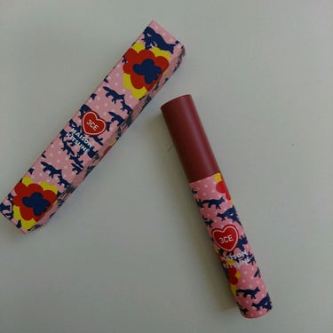 3CEのMAISON KITSUNE VELVET LIP TINTです！

色は TWIN ROSEです！

VELVET LIP TINTのキツネ柄の物です。

さぁやちゃんが紹介してるのを見て一目