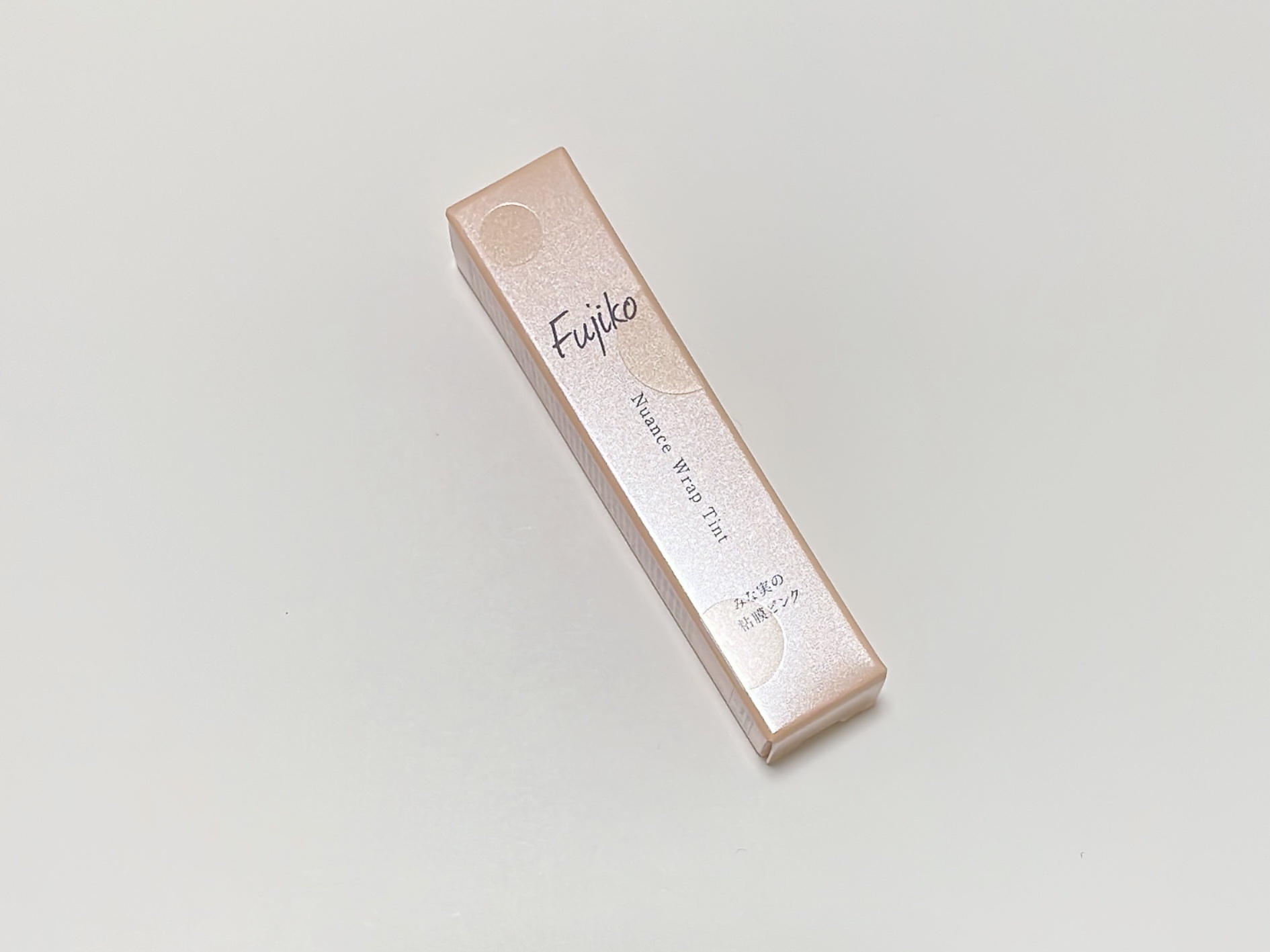 【使った商品】
Fujiko　ニュアンスラップティント
【色味】
みな実の粘膜ピンク
【色もち】
ティッシュoffしても結構残ってくれる
【質感】
ツヤ
【保湿】
潤い成分が配合されてるから縦ジワをカバー
【良いところ】
派手すぎない程よい