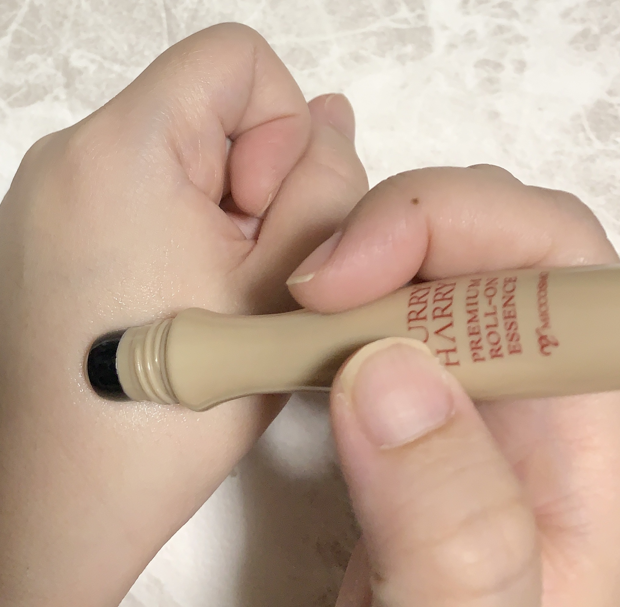 ハリーハリー 大人のロールオンエッセンスのクチコミ「コロコロながらケアが楽しい！

サラサラ美容液がスーッとなじんで、しっとりした使い心地。

化.....」（2枚目）