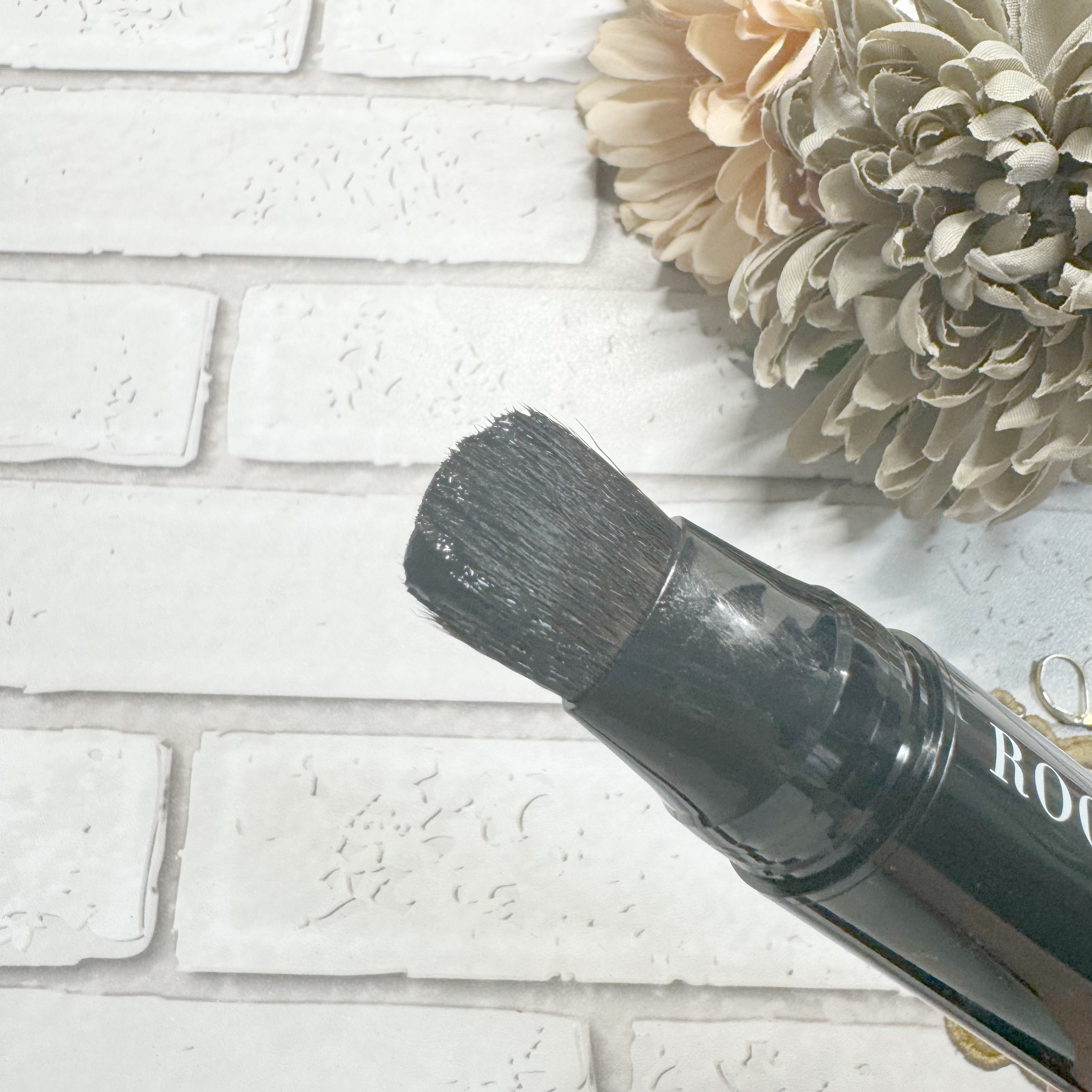 綺和美 白髪隠しカラーリングブラシのクチコミ「お出かけ前にチラッと見える
分け目の白髪！！！！
このまま出かけられない
でも染めてる暇ない
.....」（3枚目）