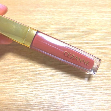 セザンヌ カラーティントリップ CT4

大人気のブラウン系のリップです💄
ティントと書いているのですが、色持ちはそんなにしません😢
色味がキレイなだけに残念😣
あと発色は◎ですが、塗るときにムラになり