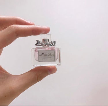 Dior ミス ディオール ローズ&ローズのクチコミ「頂き物🥺💓

5mlなので、、サイズ感が可愛すぎるくらい可愛い🥺💓
ボトルも可愛くて、玄関にで.....」（3枚目）