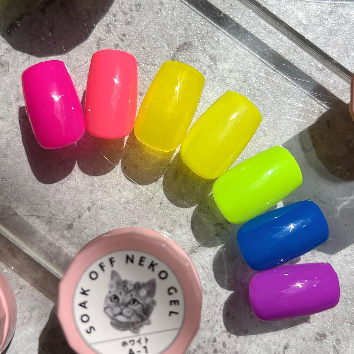 @neocolle_gram さんの
ネオンカラーを静止画で
ご紹介します☺︎✨

個人で購入したものになります。

左から4番目のカラーは
左から3番目（イエローネオン）にA-1（ホワイト）を足したカラーになります😊

ネオン感増し増し