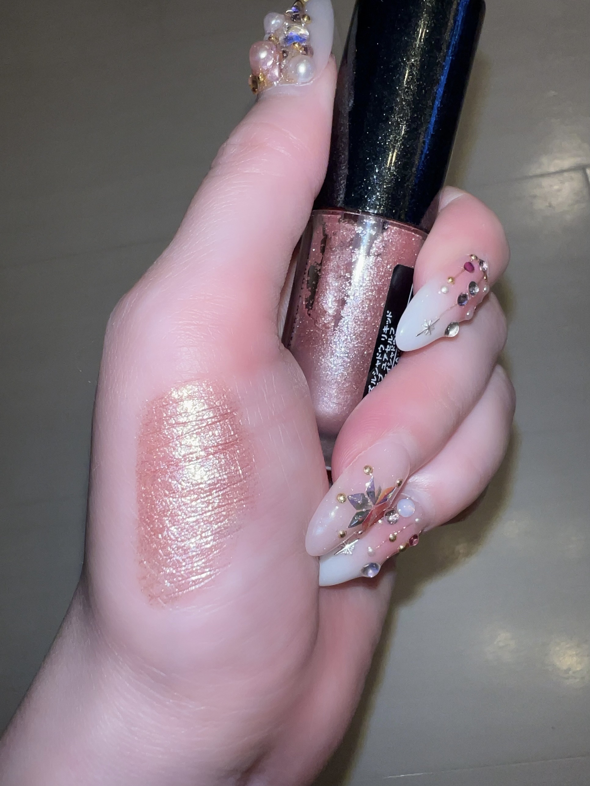 ダズルシャドウ リキッド ラブ ユアセルフ/M・A・C/リキッドアイシャドウを使ったクチコミ（2枚目）