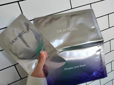 ……⁡
⁡DEWYCEL デュイセル 提供⁡⁡
⁡プライベートケアマスク⁡
⁡のご紹介💜‪⁡
⁡……⁡
1枚600円(税抜⁡)⁡⁡
⁡週に1回の集中ケアマスク◎⁡
⁡⁡
⁡キラキラなパッケージがとてもかわいい♡⁡
ふきとりシートで
⁡お肌を綺麗にした後に⁡
⁡顔の上半分と下半分のシートを貼っていきます。⁡
⁡上の方は薄めのシートで⁡
⁡下は厚めのシートでした！⁡
⁡どちらもしっかりと美容液が含まれていて⁡
⁡密着力も高く⁡
⁡お肌ぷるぷる！！！！！⁡⁡
⁡⁡
上のシートと下のシートは⁡
厚さの違いもあって⁡
⁡使用目的の違いもあるみたい◎⁡
⁡⁡
⁡なにより、週1ケアで⁡
⁡7日間の持続効果が⁡
⁡とても嬉しい👏👏⁡👏⁡
⁡めんどくさいのと⁡
⁡バタバタしているのもあって⁡
⁡こまめにケア出来ないから⁡
⁡めちゃくちゃありがたいな〜♡♡♡⁡
私みたいなタイプの方⁡
⁡ぜひお試しください◎⁡
⁡……⁡
⁡#PR #タイアップ広告⁡ #プロモーション⁡
⁡#デュイセル #スペシャルケア⁡の画像 その1