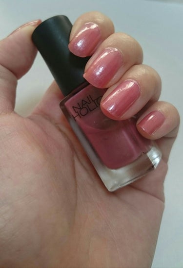 NAIL HOLIC
ネイルホリック RO603

安かったのであまり期待をせずに購入。
そしたらなんと！探し求めていたローズカラー(*꒦ິ⌓꒦ີ)💕💕
しかもとてもとても細かいラメとパールがお上品！
THE秋ネイルって感じです◎

そして個人的には刷毛が全然安っぽくなく、
キューティクルラインも攻めやすい(´⊙o⊙`；)💡

容量は少ないですが、
ネイルは１度開けると固まるし、
色自体にも飽きてつい放置してしまうのでちょうどいいと思います💮

他の色も追加購入したのでまたレビューします٩( ‘ω’ )و

#ネイル
#マニキュア
#セルフネイル
#NAILHOLIC
#ネイルホリック
#秋ネイル
#ローズピンクの画像 その0