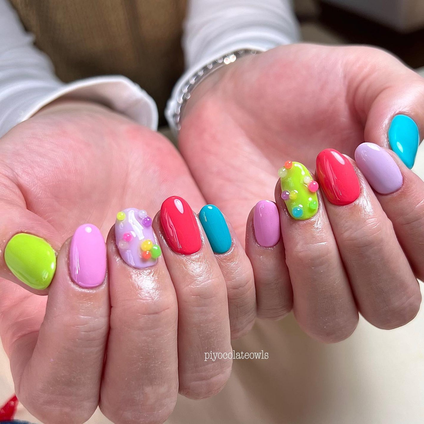 ぴよこれいと あうるす on LIPS 「カラフルマットなワンカラーネイル。可愛い🥹💜❤️💚🧡💙🤍🤎暗闇..」(4枚目)