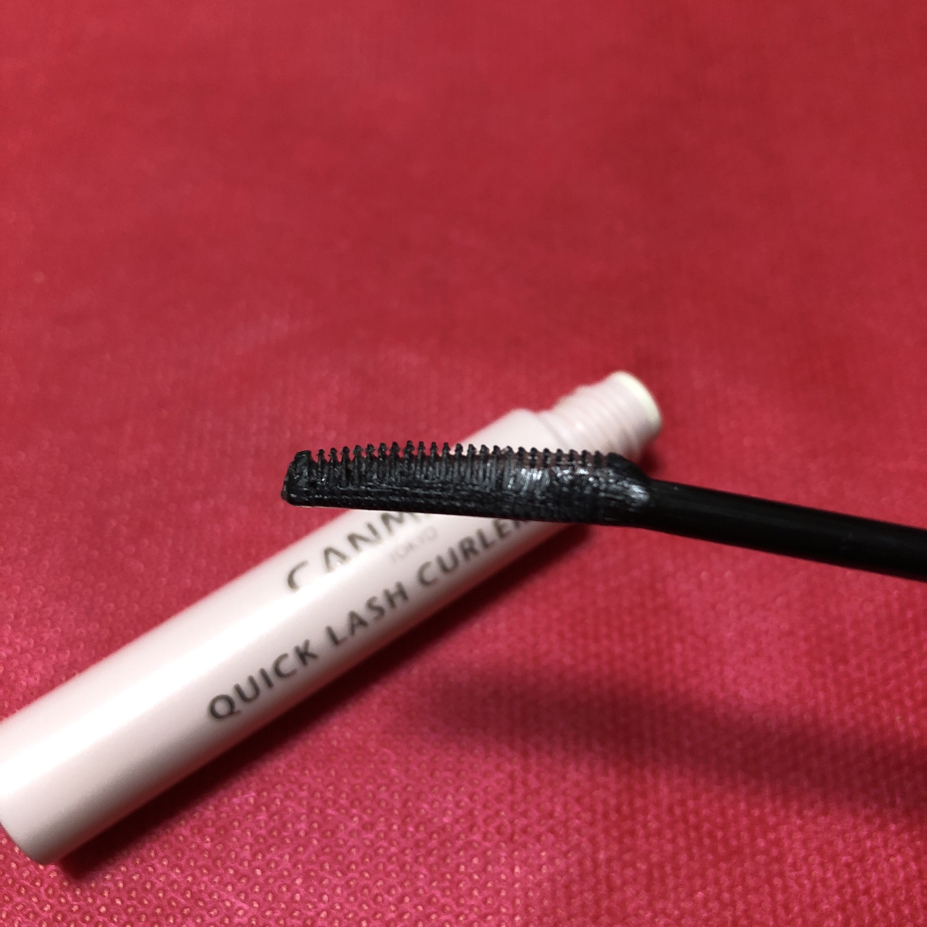  マスクをしていると自分の呼気が顔に上がってきて睫毛が湿気で下がり、マスカラが下瞼に付くようになりました。

マスカラ下地を使うようになってからは、睫毛が下がりにくくなったのでパンダ目にならなくなりました。

それからは絶対に欠かせないアイ