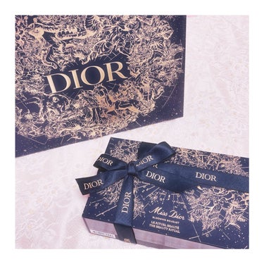 Diorの今年のクリスマスコフレ❕
今年は星座がイメージらしく箱とショッパーがー星座になっていました✨

クレドポーボーテも、今年星座イメージでしたね❕

中には、
ミス ディオール ブルーミング ブー