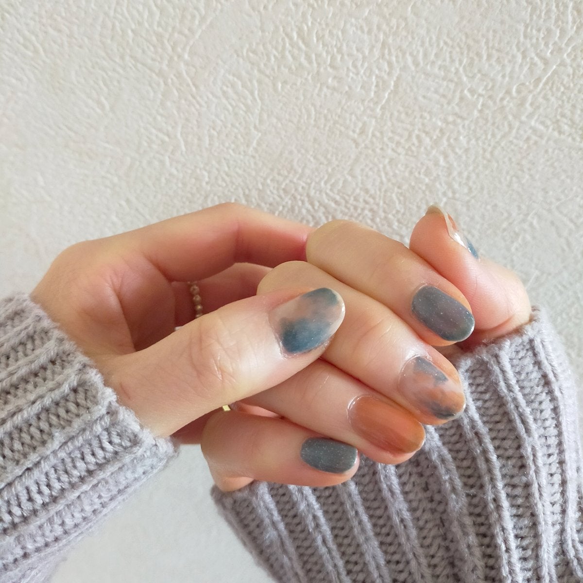 あちゃみん on LIPS 「最近お気に入りな色合わせ茶色味のオレンジ🧡とデニムブルー💙元気..」(2枚目)