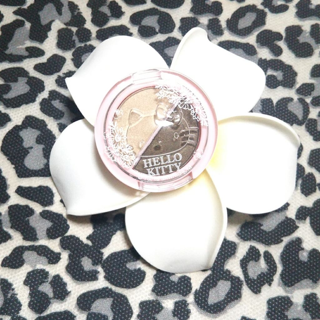 パウダーアイシャドウ ブルーミングキティ/DAISO/アイシャドウパレットを使ったクチコミ（1枚目）