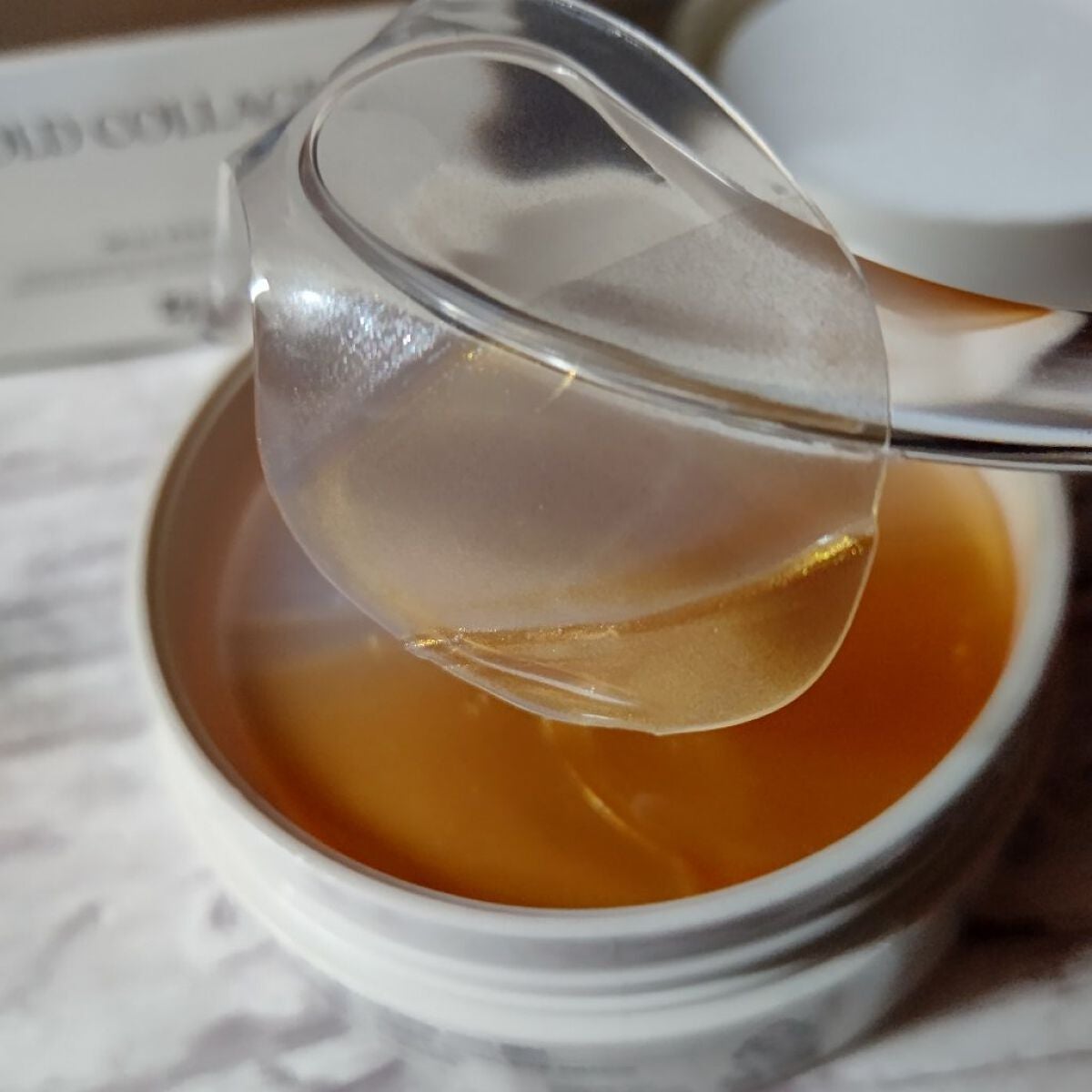 miki-nu on LIPS 「ひんやーり密着。ぷるんぷるんアイパッチnspと言えば<金成分>..」(3枚目)