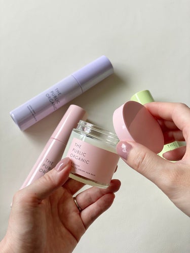 【使ったブランド】THE PUBLIC ORGANIC 
【使った商品】SUPER POSITIVE  (🩷) 
　　　　　　ESSENTIAL OIL CREAMY HAIR BALM
【香り】フランキンセンス、イランイラン
【テクスチャ】体温でスッと溶けるクリーミーバーム
【どんな人におすすめ？】艶が気になる人
【良いところ】髪に塗った後手を洗わないでOK


まずは蓋を開けたらとてもとても良い香り♡
バーム自体はクリーミーな感じですが、
体温でスッと溶けてオイルっぽい質感になり
髪にしっとり馴染みます！
これがオイルインバームかぁ♡という印象。
爪ですくうと取りやすいです。

4枚目に動画載せてます！

ベタつきはなくしっとり艶感がでて
とても使いやすいです。
特に毛先に動きをつけたい時や前髪に良いかも♡

余ったらネイルや指先に塗り込んでます！


#THEPUBLICORGANIC 
#スーパーポジティブ精油クリーミーヘアバーム の画像 その0