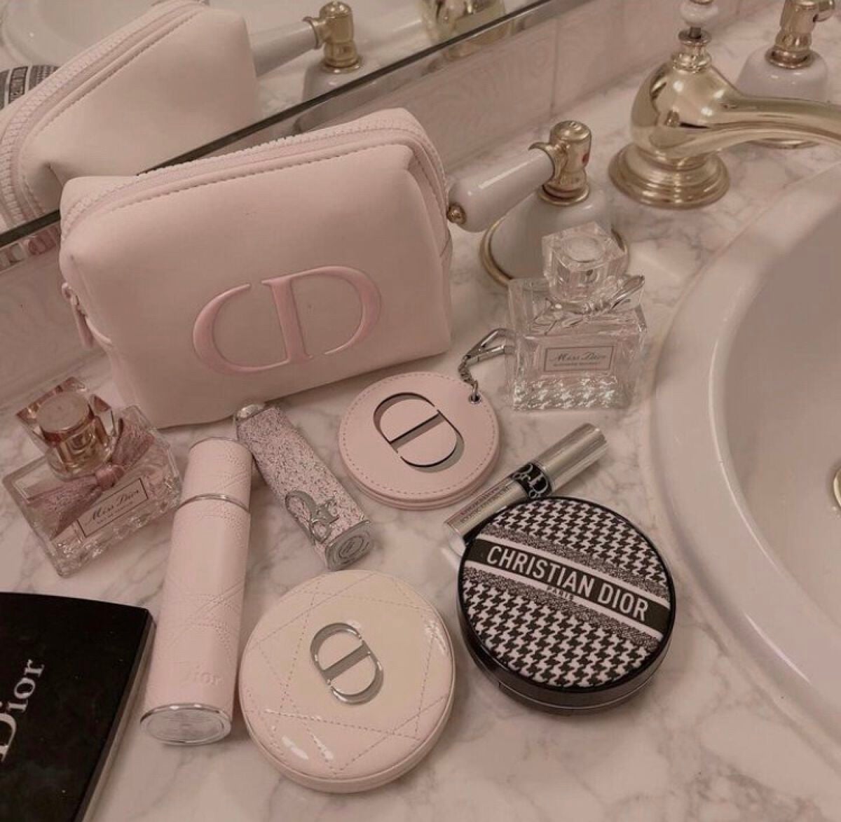 音 on LIPS 「#Dior・ポーチ🖤🤍💗..」(1枚目)