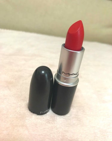 M・A・C
RUBYWOO
D27


友達が海外に行くとのことで、買ってきてもらった、日本未発売のリップスティック。ルビーウー❤️

期待以上でした(^^)

マットなのにスルっとぬれるテクスチャーで