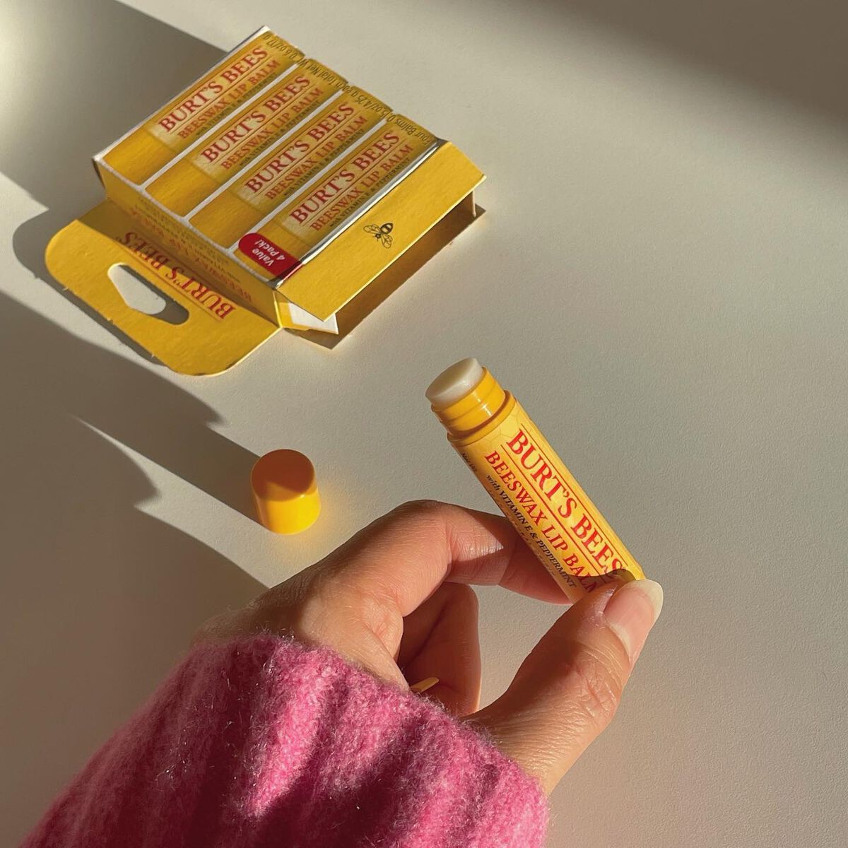 .
芸能人も愛用中のハチミツコスメ🍯🫶

【BURT'S BEES】
BEESWAX LIP BALM
@sati.mc 

2018年以降は日本の店舗は撤退しちゃって
手に入りにくいバーツビーツ🐝
パケ見たことある人いるかな？

1