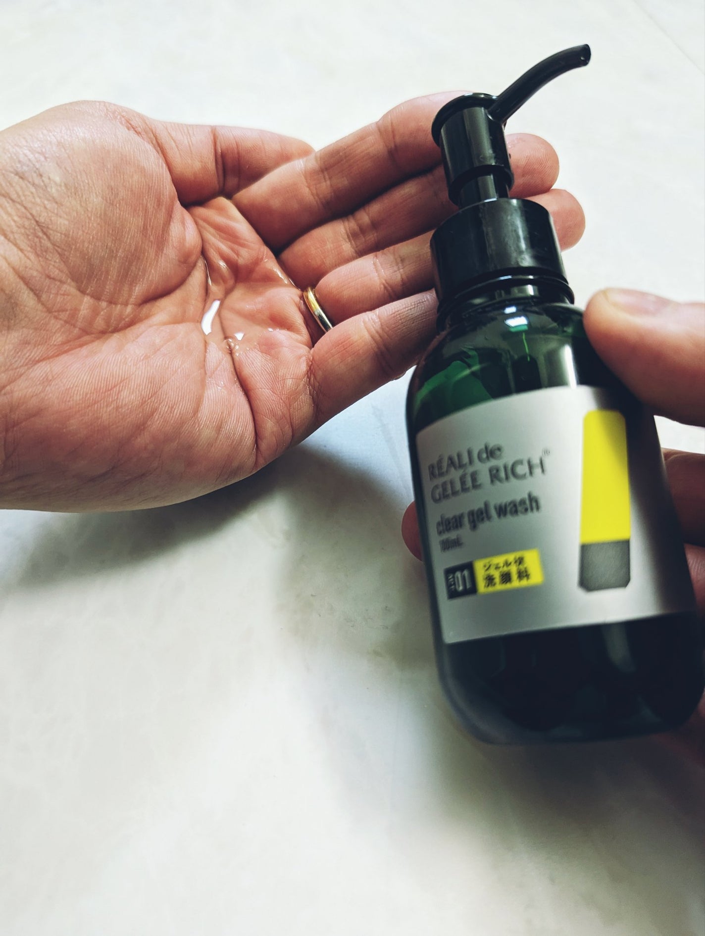 hiro on LIPS 「泡立て不要のジェル洗顔!毎日の洗顔が楽チンで助かります✨皮脂が..」(2枚目)