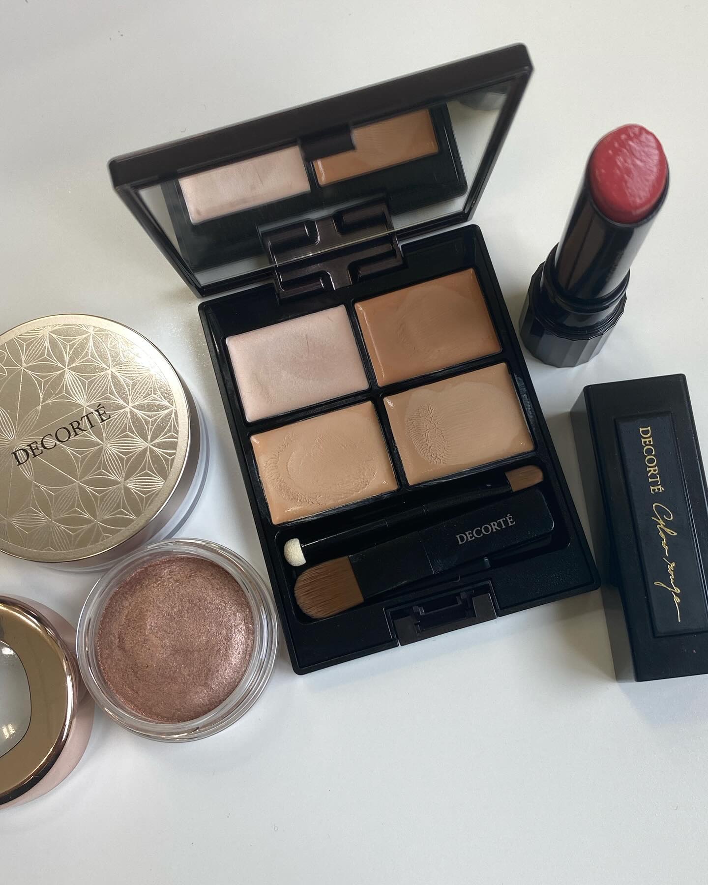 ポーチの中身💭デコルテメイクな日📝

#アイグロウジェム#decorte#デコルテ#コンシーラーパレット#コンシーラー#リップ#フェイスパウダー#アイシャドウ#メイク直し#美容部員の化粧ポーチの中身 #美容部員#美容部員の愛用コスメ #