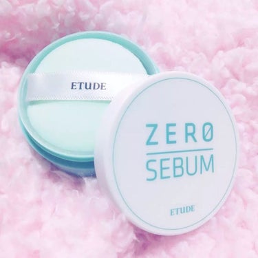 《ETUDE Zセバムドライングパウダー》
.
エチュードから、テカりやべたつきをおさえて、すべすべマットな陶器肌に仕上げる「Zセバムドライングパウダー」を試してみました！
.
ミネラル皮脂コントロール