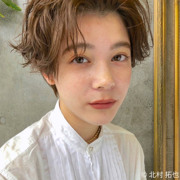 短め前髪で作る立ち上げスタイルの女性