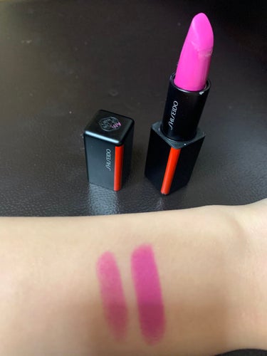 モダンマット パウダーリップスティック 519	Fuchsia Fetish/SHISEIDO/口紅を使ったクチコミ（3枚目）