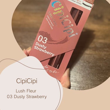 【mascara】
CipiCipi
Lush Fleur
03 Dusty Strawberry

久々にカラーマスカラ買ってみた🤍
くすみピンクって感じのカラーで目元が柔らかい印象になる🤍
印象を変えたいときに使ってるよ🤍
細めのブラシで細かいところも塗りやすい🐻‍❄️
ナチュラルにロング効果もあって、ダマになりにくい🤍
お湯落ちで落としやすいのも嬉しい🤍‼︎

結構印象変わるから、メイクちょっと飽きたなぁって人はカラーマスカラ使ってみるのおすすめ🤍

また私の中でカラーマスカラの波来そうだなぁ🐻‍❄️💭🤍‼︎

#マスカラ #cipicipi  #あざとピンク  #デートメイク の画像 その0