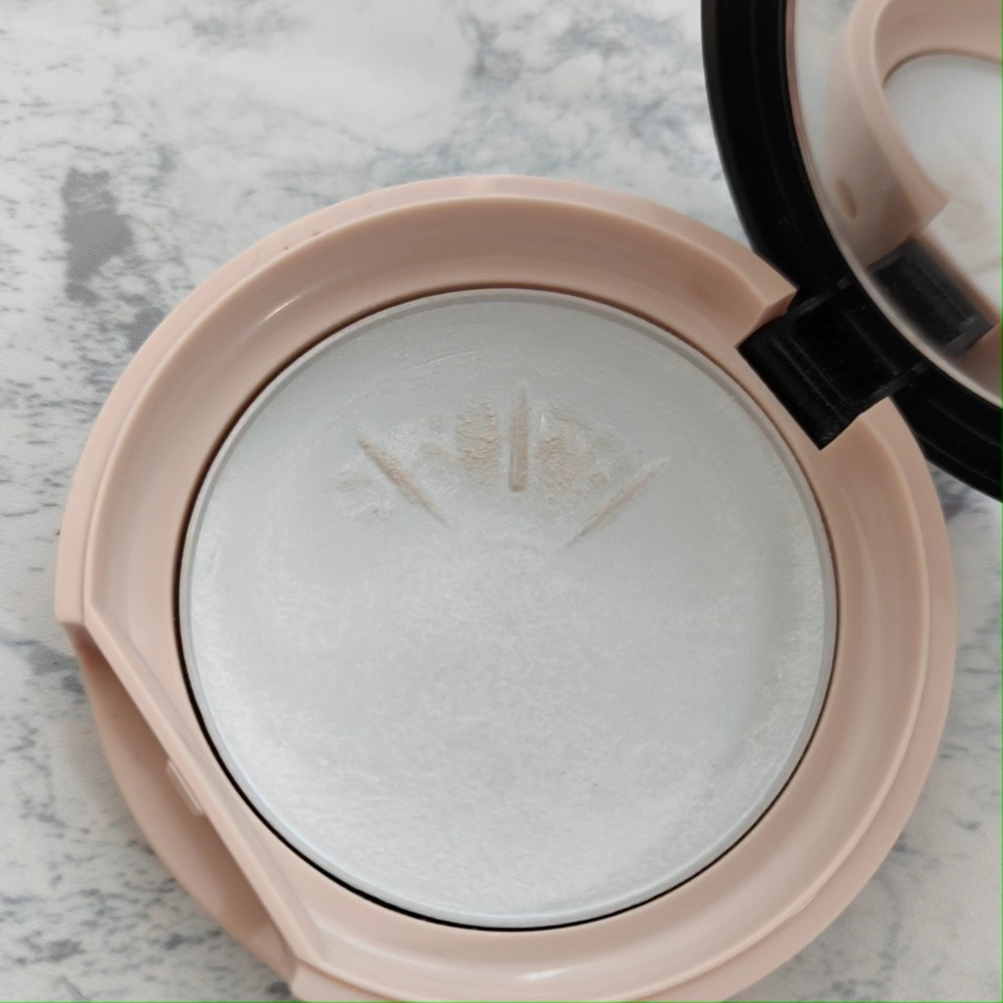 リシェ フォギーグロウ フィルター/Visée/ルースパウダーを使ったクチコミ（2枚目）