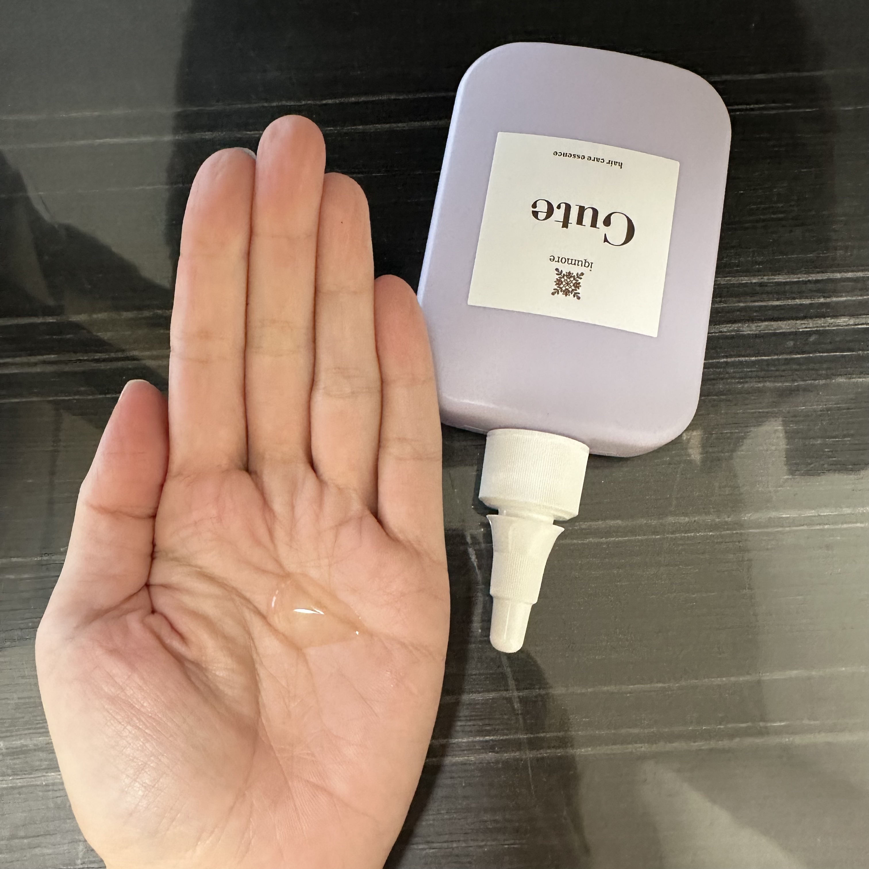 iqumore キュートヘアケアエッセンスのクチコミ「とろみのあるテクスチャ。
とろみがあるので垂れてこなくて頭皮にぬりやすいです。
写真ではわかり.....」（2枚目）