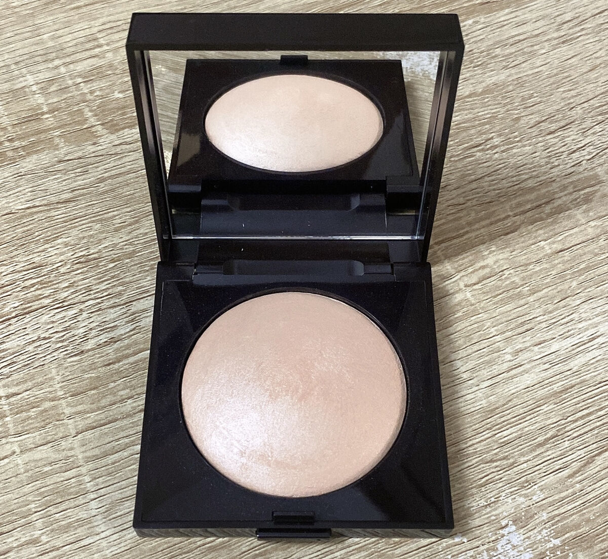 マットラディアンス ベイクドパウダー ハイライト01/ローラ メルシエ/パウダーハイライトを使ったクチコミ（1枚目）