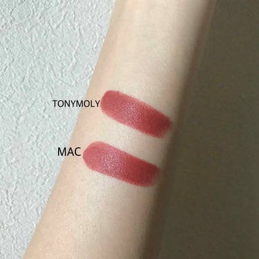 #MAC の人気カラー #チリ と
#トニーモリー のキスラバースタイルMの
レッドチリがそっくり！ということで
比較して見ました💄

今回の比較ポイントは
色、塗り心地、持続力、コスパの４つです。

