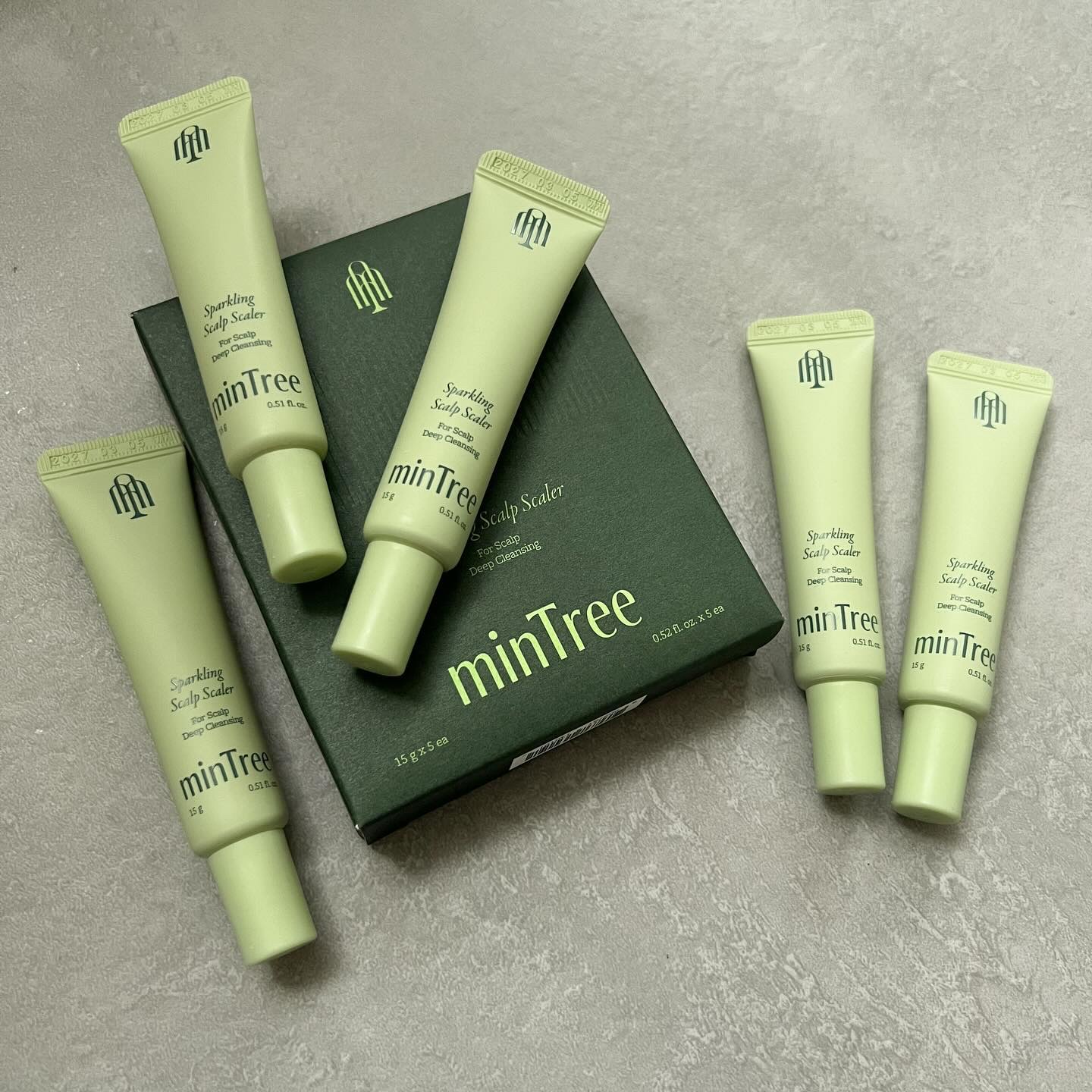 週1〜2回セルフで炭酸頭皮ケアし
髪を濡らしてから塗布して揉む込むと
炭酸バブルがシュワ〜っと！
⁡
クーリング効果でスース一爽やかな頭皮
1本でロングだと1回分て感じ
⁡
#minTree
#スパークリングスカルプスケーラー
（5本入り）