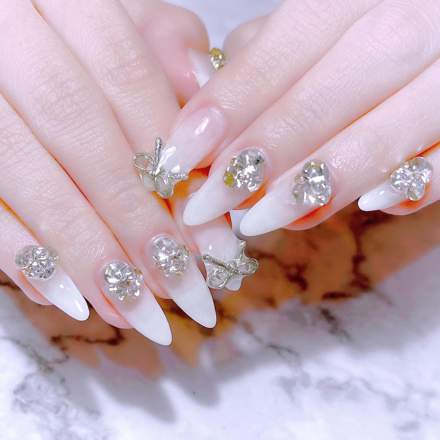 なかやまちえこ on LIPS 「ホワイトグラデーション🪄⠀⠀@renkosekiちゃん⠀パーツ..」(1枚目)