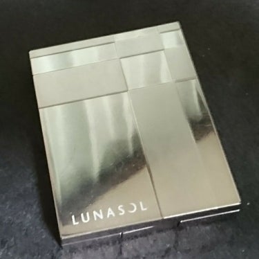 LUNASOL オーシャンシーンアイズのクチコミ「 ルナソル オーシャンシーンアイズ 04 スモーキーオーシャン(アイシャドウ)♪

左上→右上.....」（1枚目）